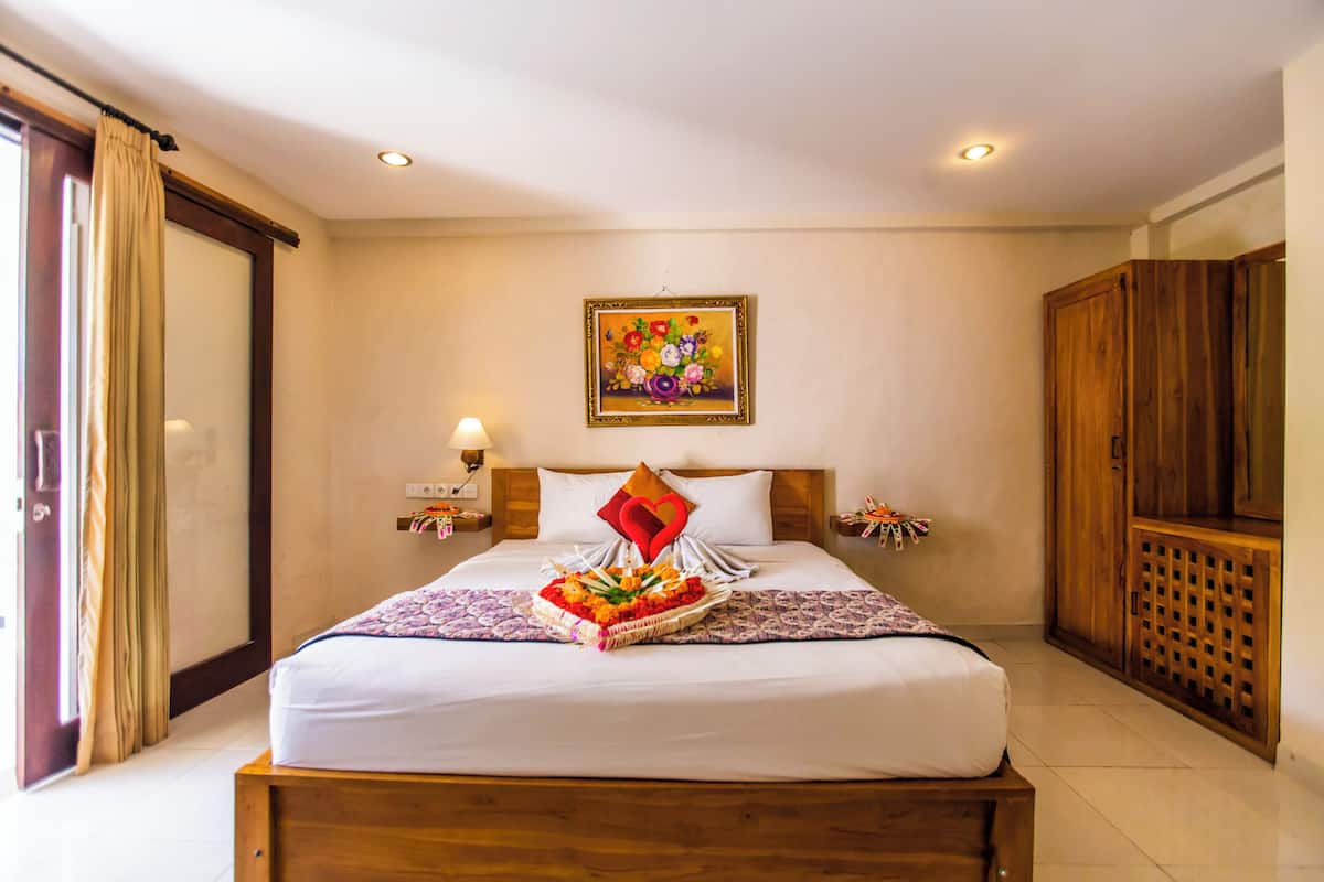 Deluxe-rum - utsikt mot trÀdgÄrden | 1 sovrum, individuell inredning, unika möbler och skrivbord