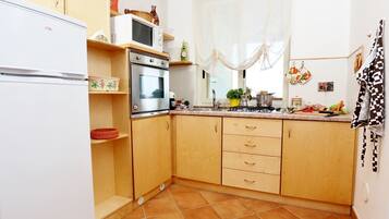 Frigorifero, microonde, forno, piano cottura