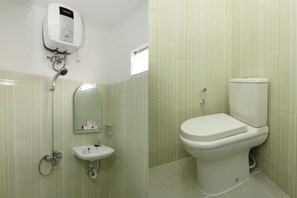 Shower, rainfall showerhead, towels - OYO 434 Hotel Parahiyangan Syariah (Bandar Lampung)