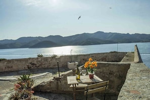 Outdoor dining - Loft in Forte Stella, built by Cosimo de' Medici in the 16th century (Portoferraio)