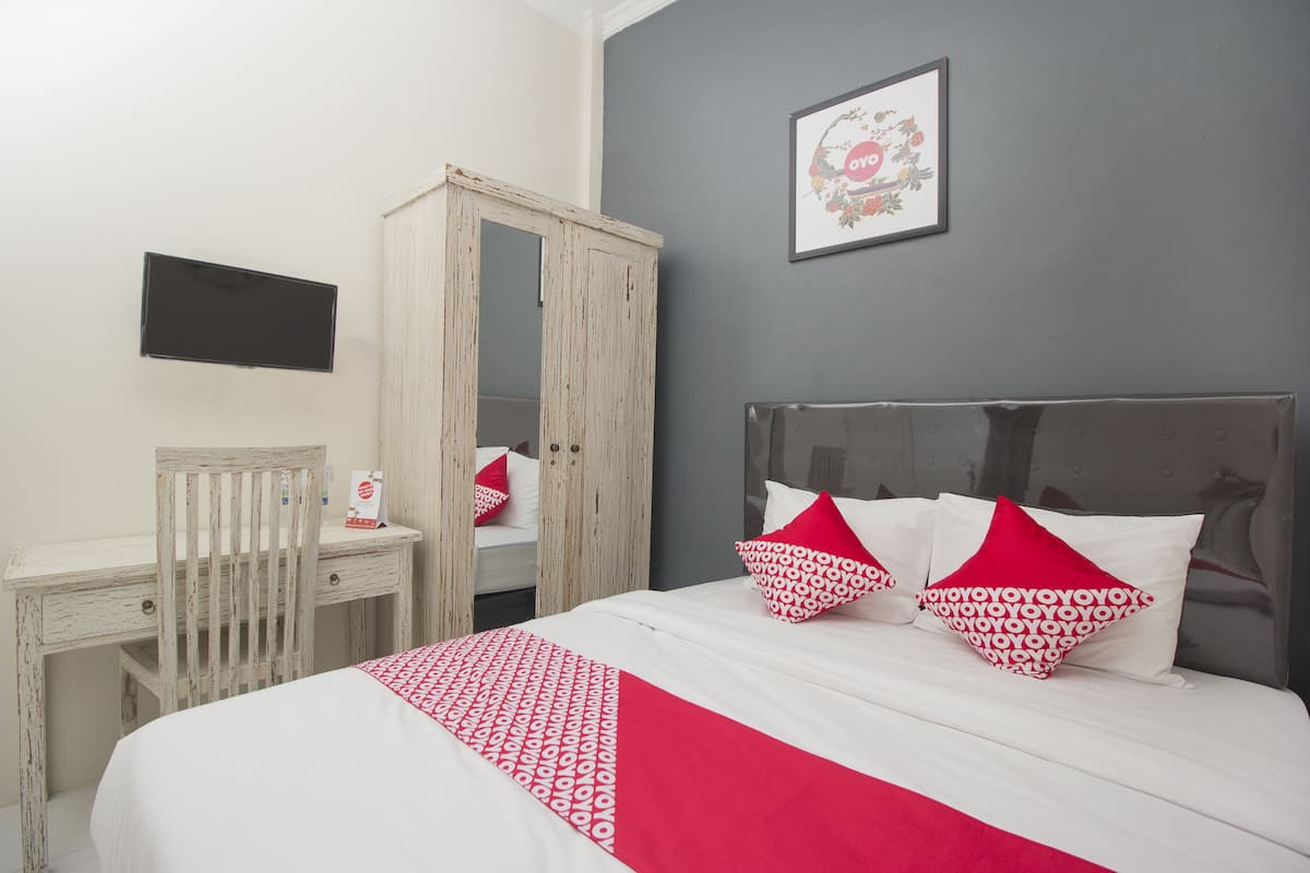 Desk, laptop workspace, free WiFi, bed sheets