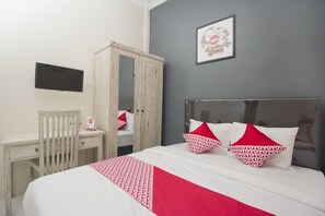 Desk, laptop workspace, free WiFi, bed sheets - OYO Life 647 Irooms Homestay (Ngaglik)