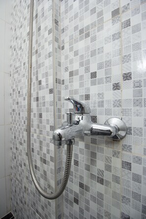 Habitación individual Deluxe, 1 cama individual | Ducha del cuarto de baño