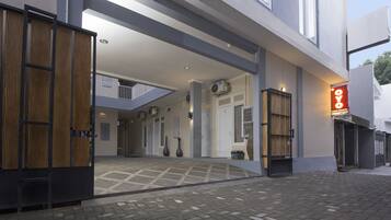 Pintu masuk properti
