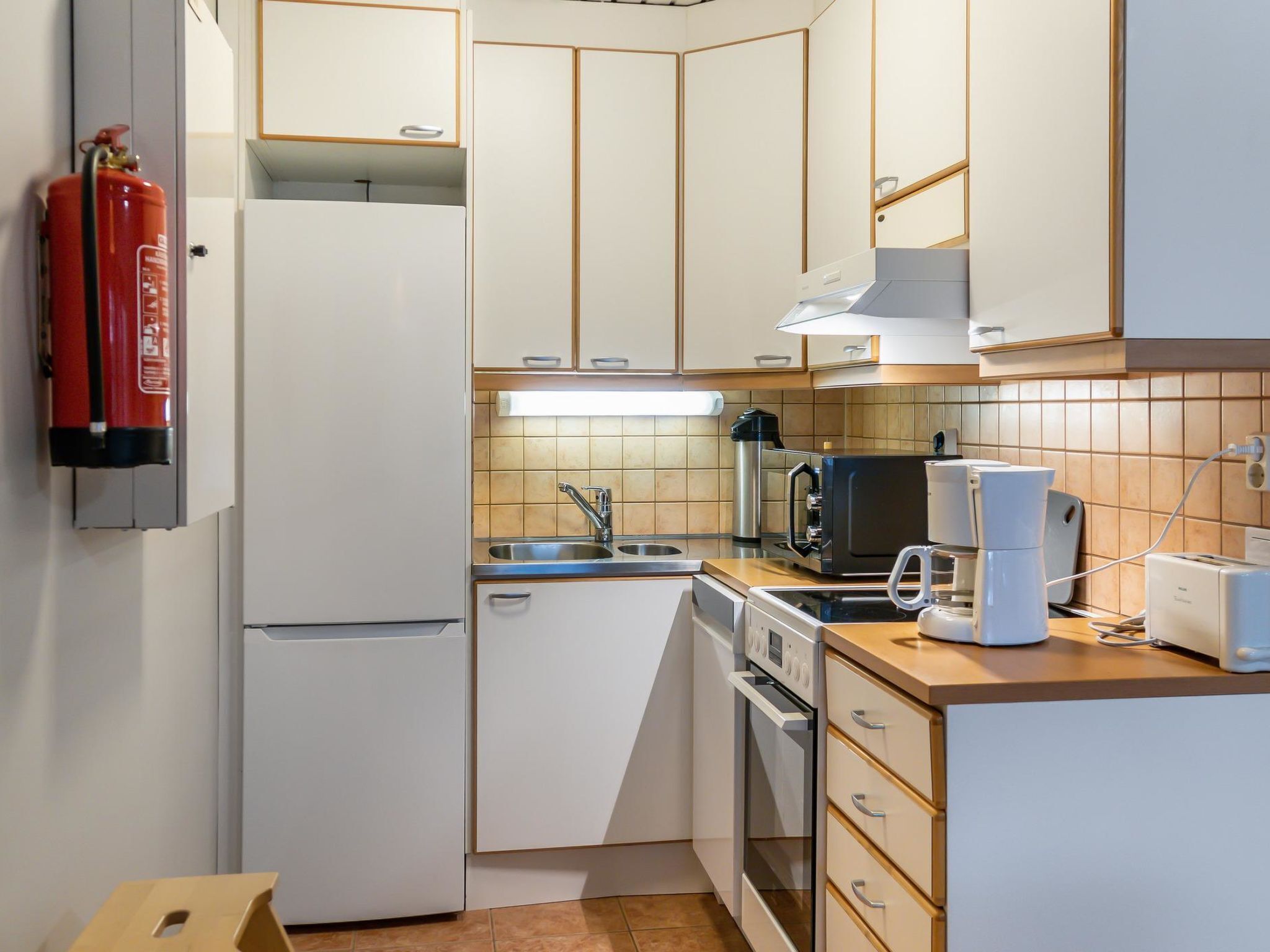 Kühlschrank, Mikrowelle, Geschirrspüler, Kochgeschirr/Geschirr/Besteck