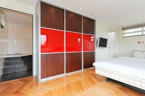 6 bedrooms, free WiFi, bed sheets, wheelchair access - Unique Villa, with all sights are nearby. (Escamp)