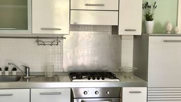 Réfrigérateur, four, tables à manger