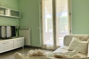 TV - M216 - Marcelli, two-room apartment with garden 300m from the sea (Marcelli)