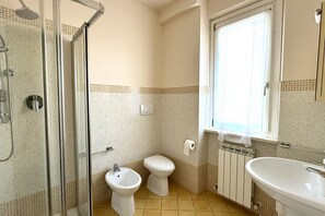 Dusche, Bidet, Handtücher