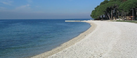 På stranden