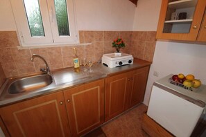 Kühlschrank, Herdplatte, Wasserkocher, Toaster