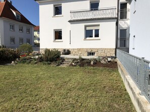 Property grounds - Close to Old town: 7min walk across Old Bridge to my pension w. balcony @ garden (Kleinochsenfurt)