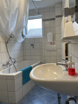 Badekar, hårtørrer, håndklæder, Sæbe