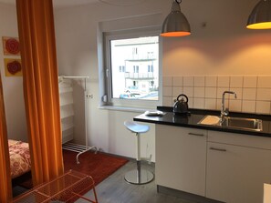 Jääkaappi, mikroaaltouuni, liesi, astianpesukone