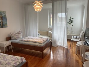 5 bedrooms, desk, iron/ironing board, free WiFi - Close to Old town: 7min walk across Old Bridge to my pension w. balcony @ garden (Kleinochsenfurt)