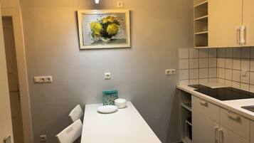 Kühlschrank, Mikrowelle, Herdplatte, Geschirrspüler