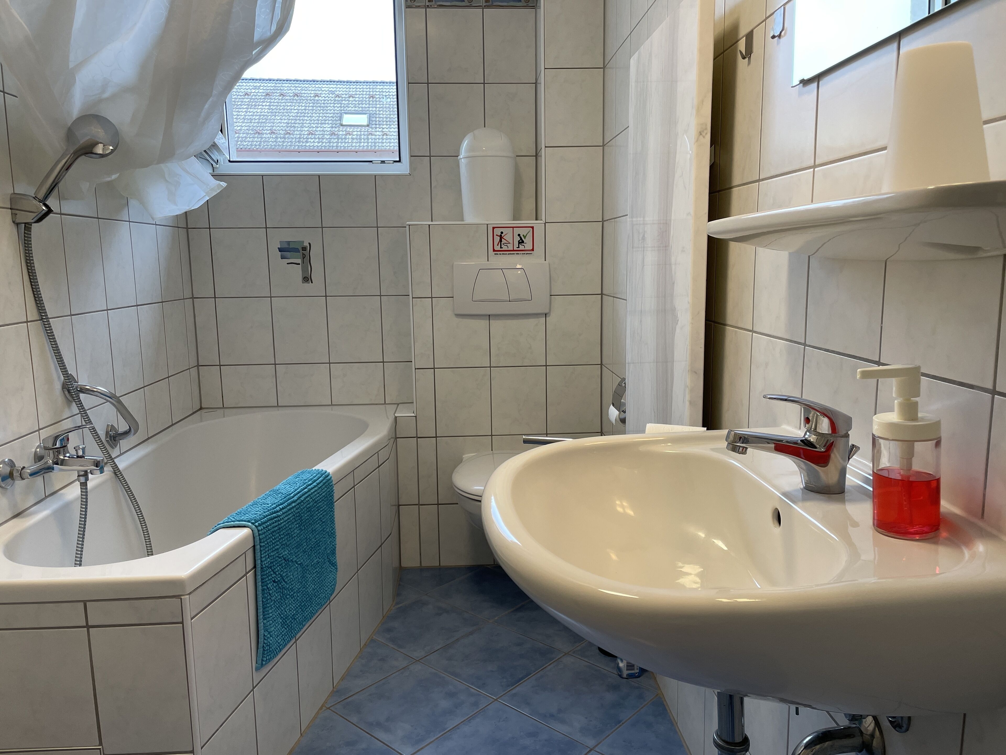 Ein Badezimmer mit Badewanne, Waschbecken und Toilette.