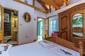 4 chambres, coffres-forts dans les chambres, fer et planche à repasser