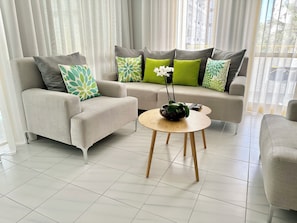 Smart TV, books - Amazing Ocean View Apartment steps from the beach (quarteira)