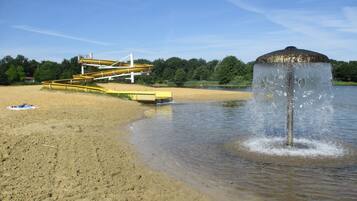 Plage, chaises longues