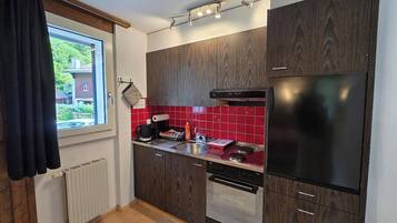 Kühlschrank, Ofen, Kochgeschirr/Geschirr/Besteck, Esstisch