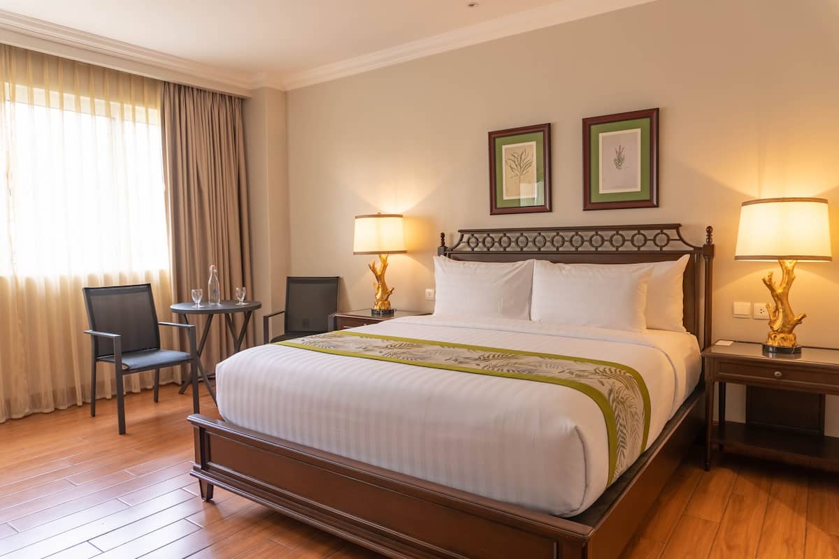 Deluxe Room, 1 Katil Raja (King) | Peralatan tempat tidur premium, tilam berlapik, peti besi dalam bilik