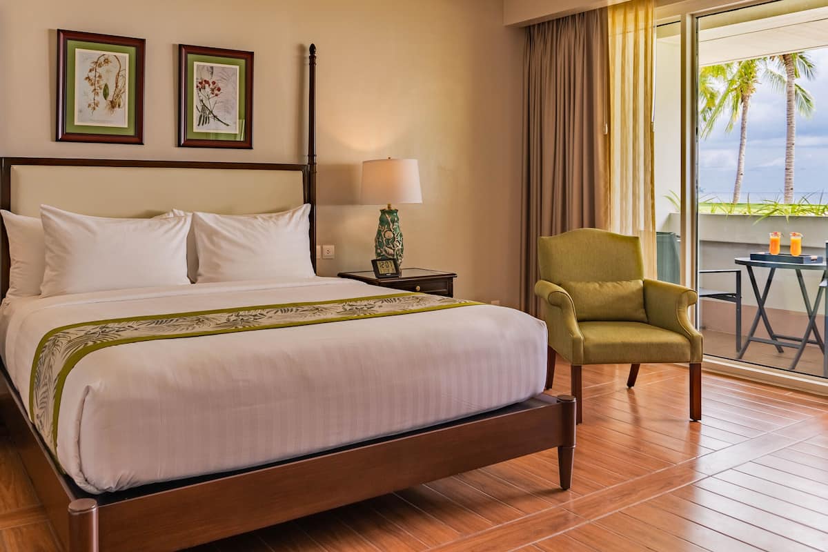 Deluxe Room, Beachfront | Peralatan tempat tidur premium, tilam berlapik, peti besi dalam bilik
