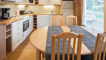 Frigorifero, microonde, lavastoviglie, pentole/stoviglie/utensili