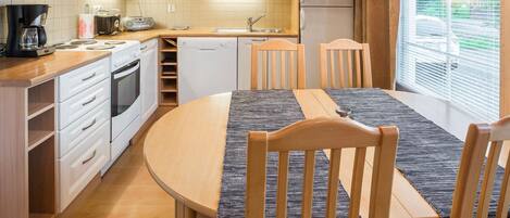 Køleskab, mikrobølgeovn, opvaskemaskine, køkkentøj/tallerkener/redskaber