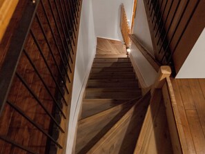 A spiral staircase with wooden steps and metal railings. - Kivalonmaa a by Interhome (Äkäslompolo)