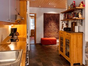 Fridge, microwave, dishwasher, cookware/dishes/utensils