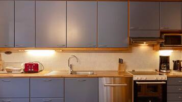 Refrigerador, microondas, lavavajillas y utensilios de cocina