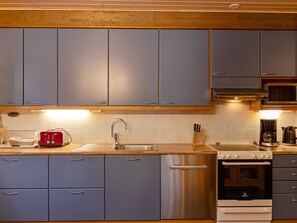 Refrigerador, microondas, lavavajillas y utensilios de cocina