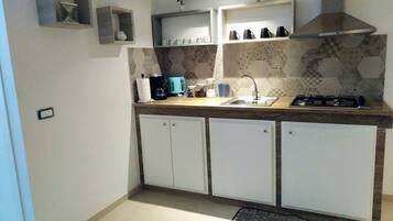 Kühlschrank, Wasserkocher mit Kaffee-/Teezubehör, Wasserkocher