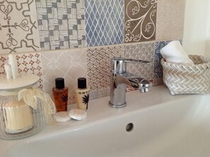 Doccia, asciugacapelli, bidet, asciugamani