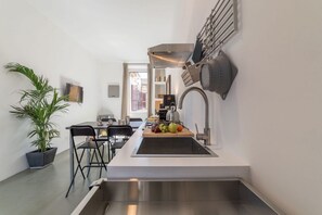 Kühlschrank, Ofen, Herdplatte, Wasserkocher mit Kaffee-/Teezubehör