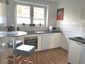 Fridge, microwave, oven, stovetop - New, stylish, quiet apartment - quickly at the airport & fair (Stadtbezirk 6)