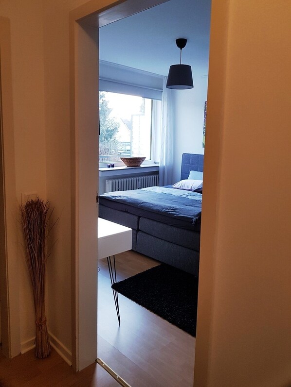 1 bedroom, iron/ironing board, free WiFi, bed sheets - New, stylish, quiet apartment - quickly at the airport & fair (Stadtbezirk 6)
