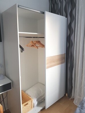 1 chambre, fer et planche à repasser, accès au Wi-Fi (inclus)