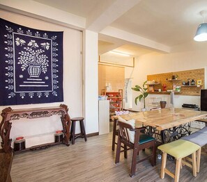 Desayuno con opciones de la cocina local incluido
