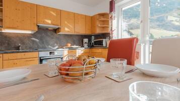 Kühlschrank, Mikrowelle, Ofen, Geschirrspüler