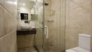 Shower, rainfall showerhead, free toiletries, towels