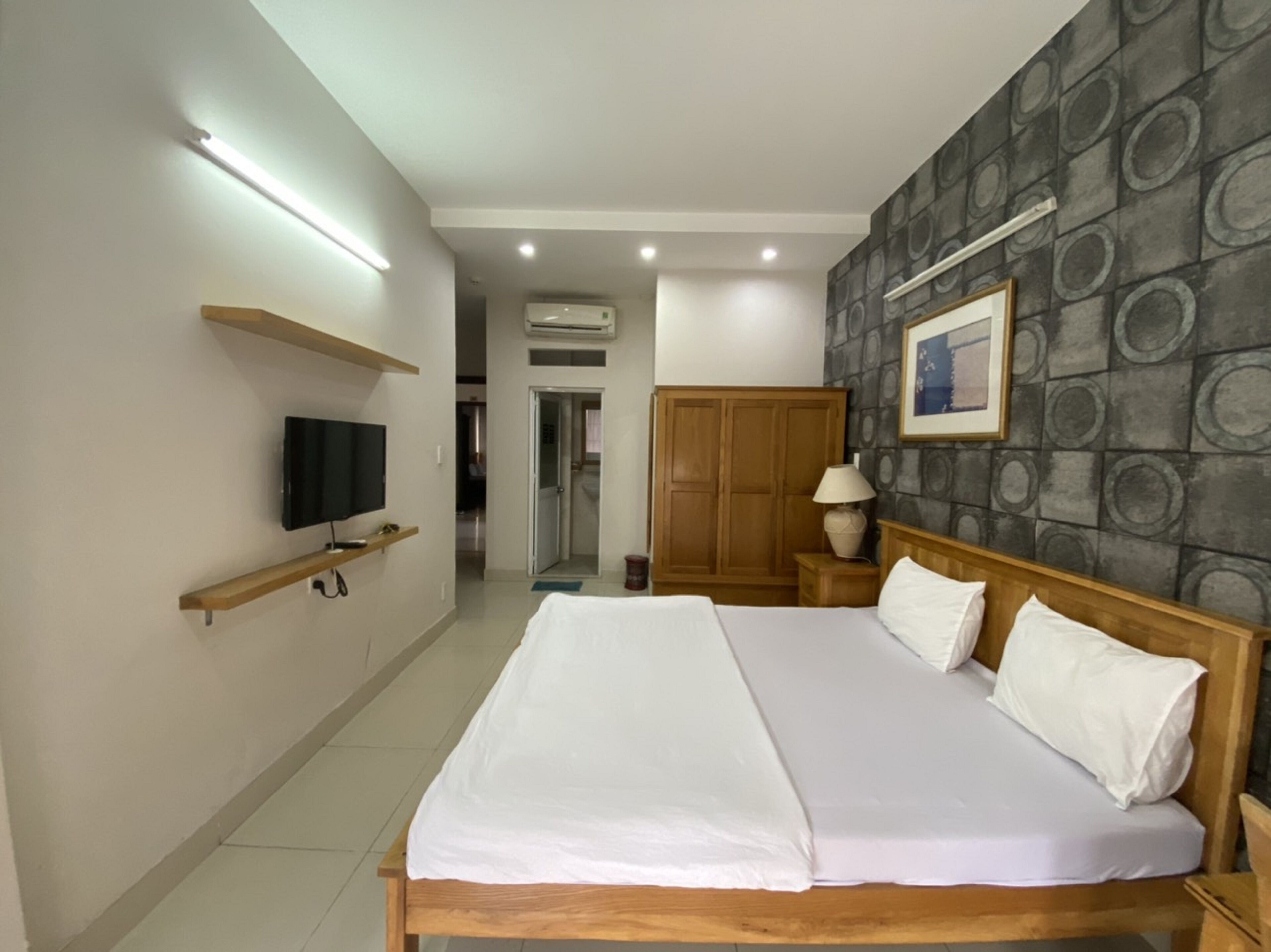 desk, blackout curtains, free wifi, bed sheets