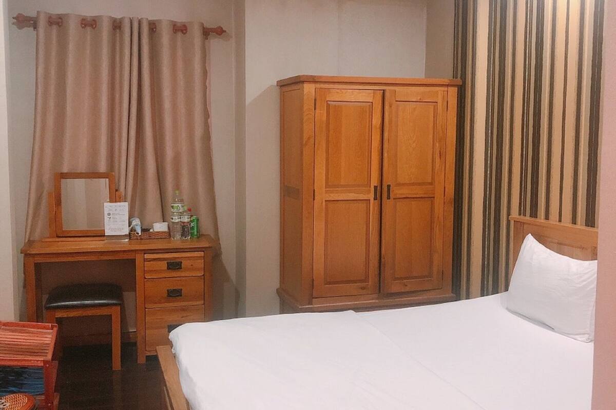 economy room | desk, blackout curtains, free wifi, bed sheets