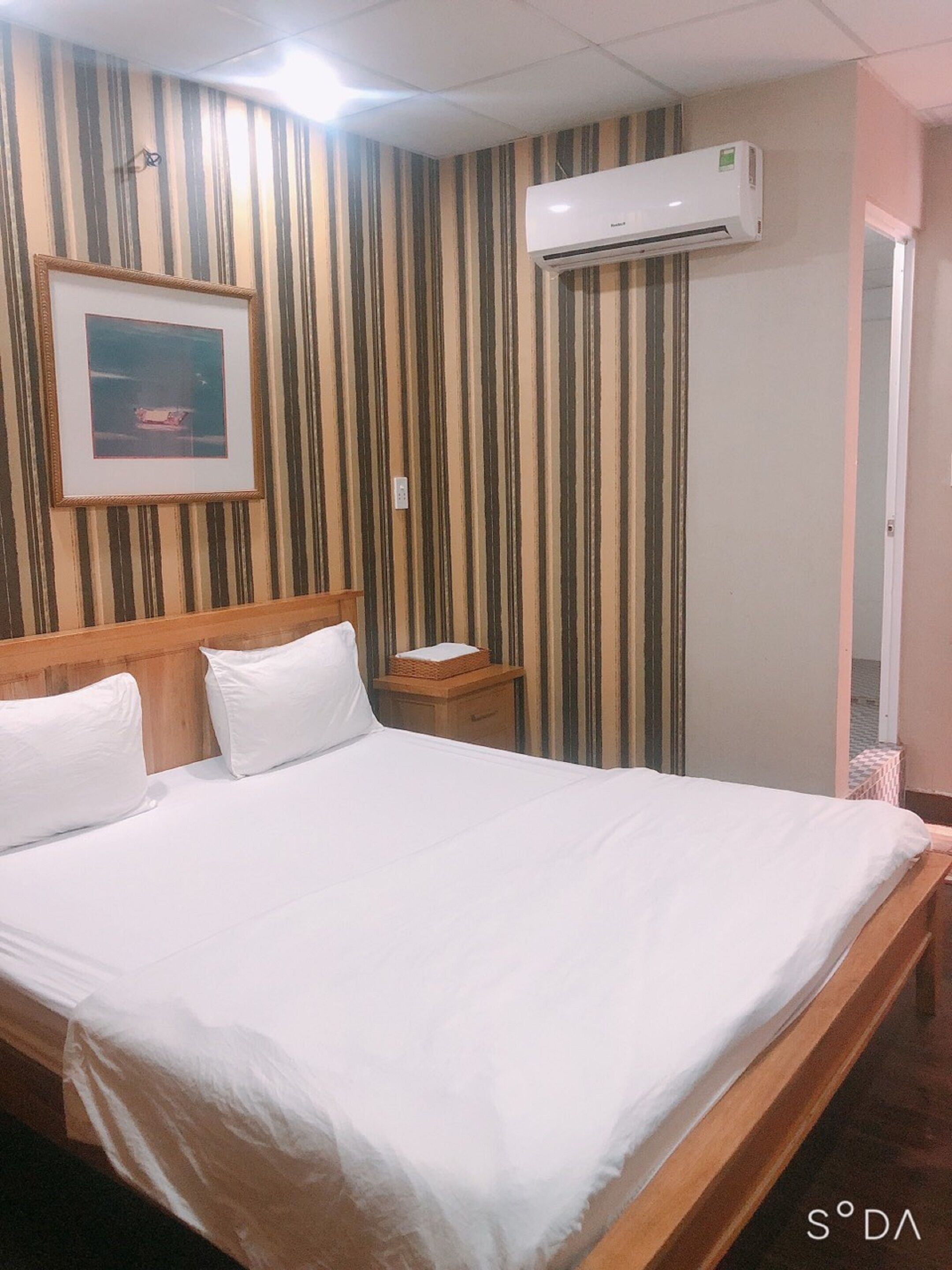 economy room | desk, blackout curtains, free wifi, bed sheets