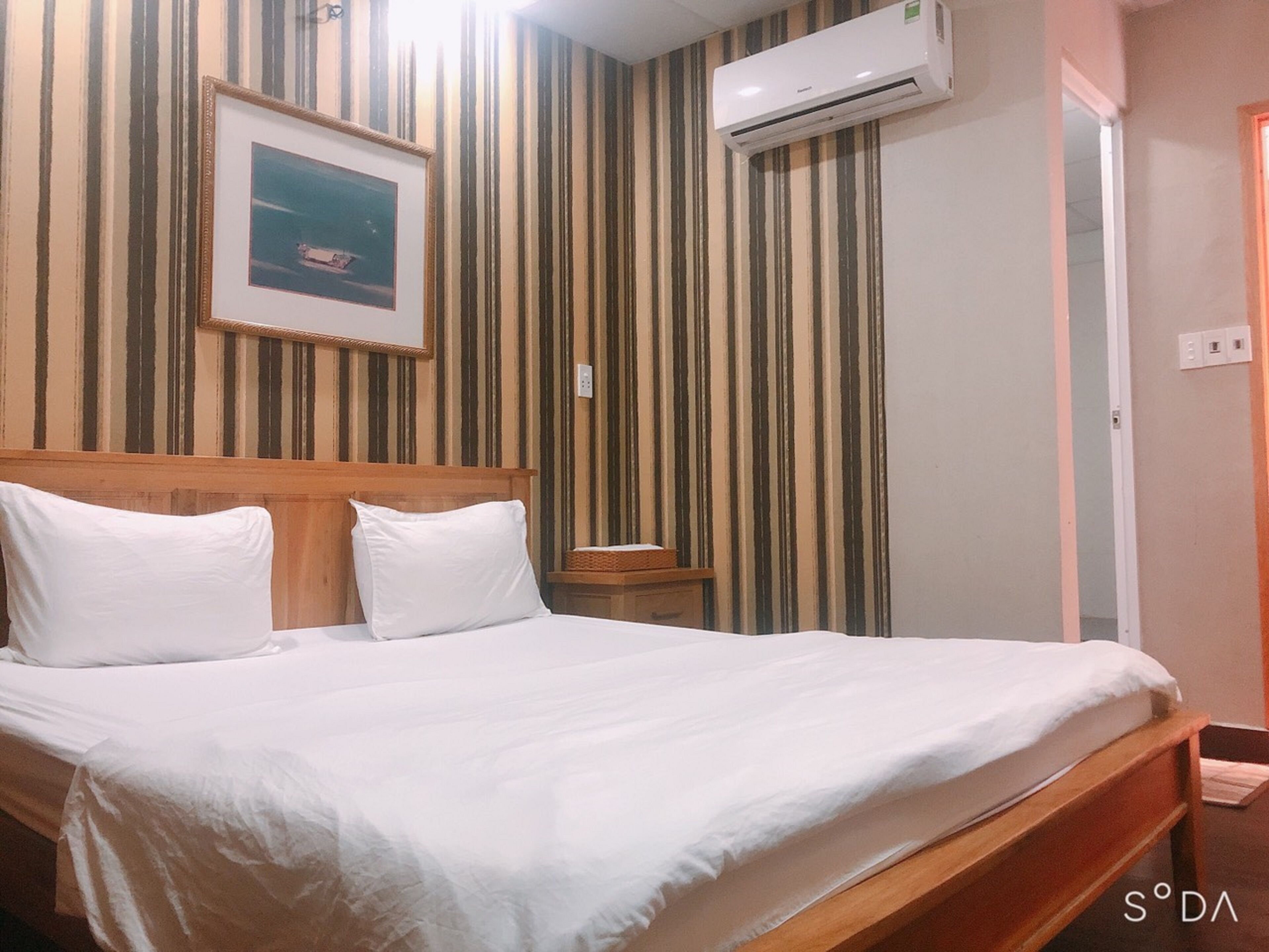 economy room | desk, blackout curtains, free wifi, bed sheets