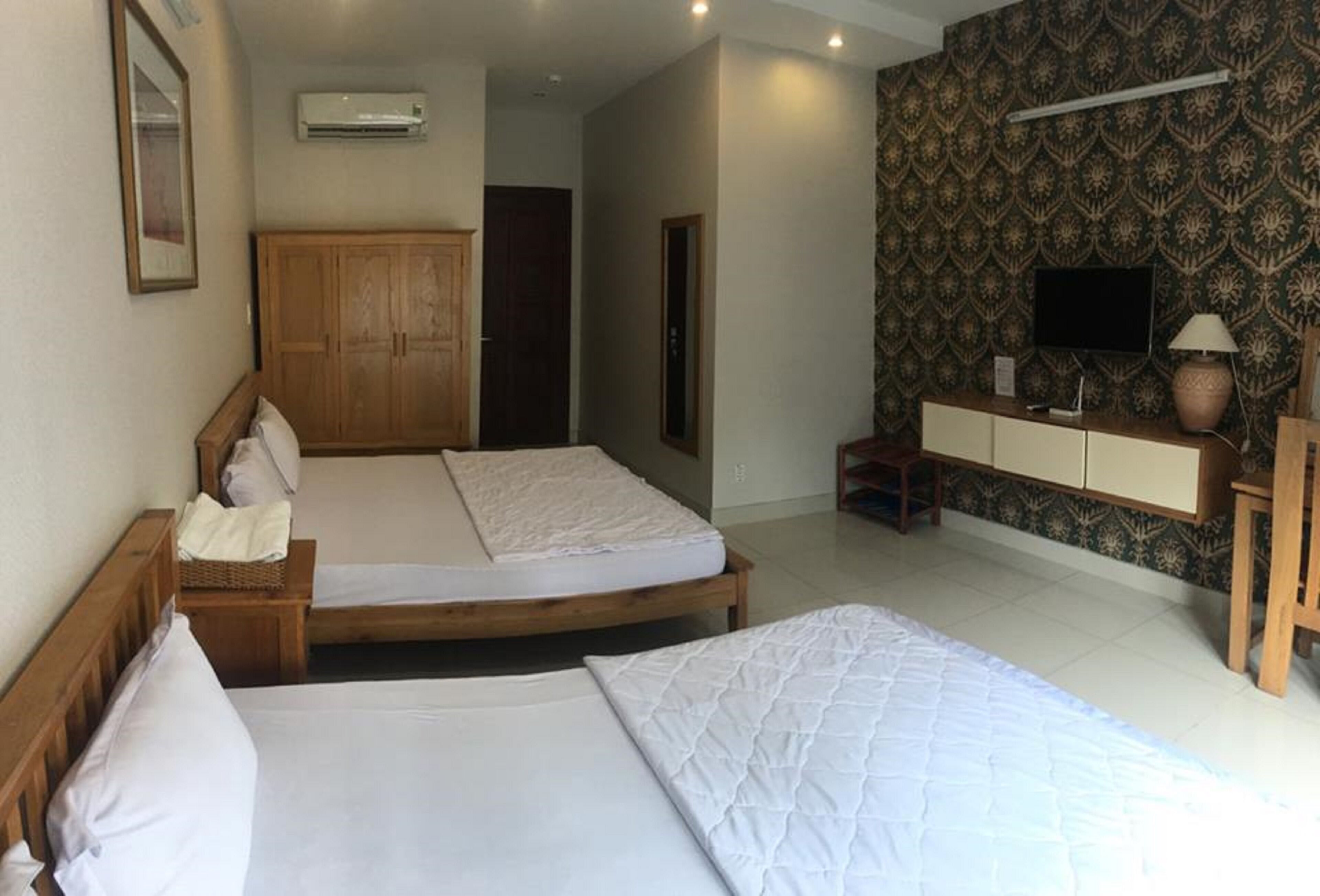 desk, blackout curtains, free wifi, bed sheets