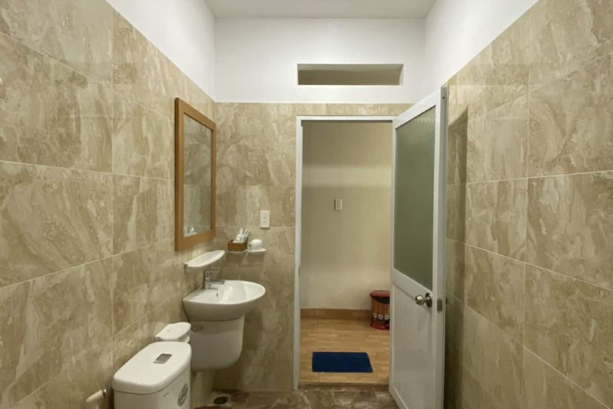 shower, rainfall showerhead, free toiletries, hair dryer