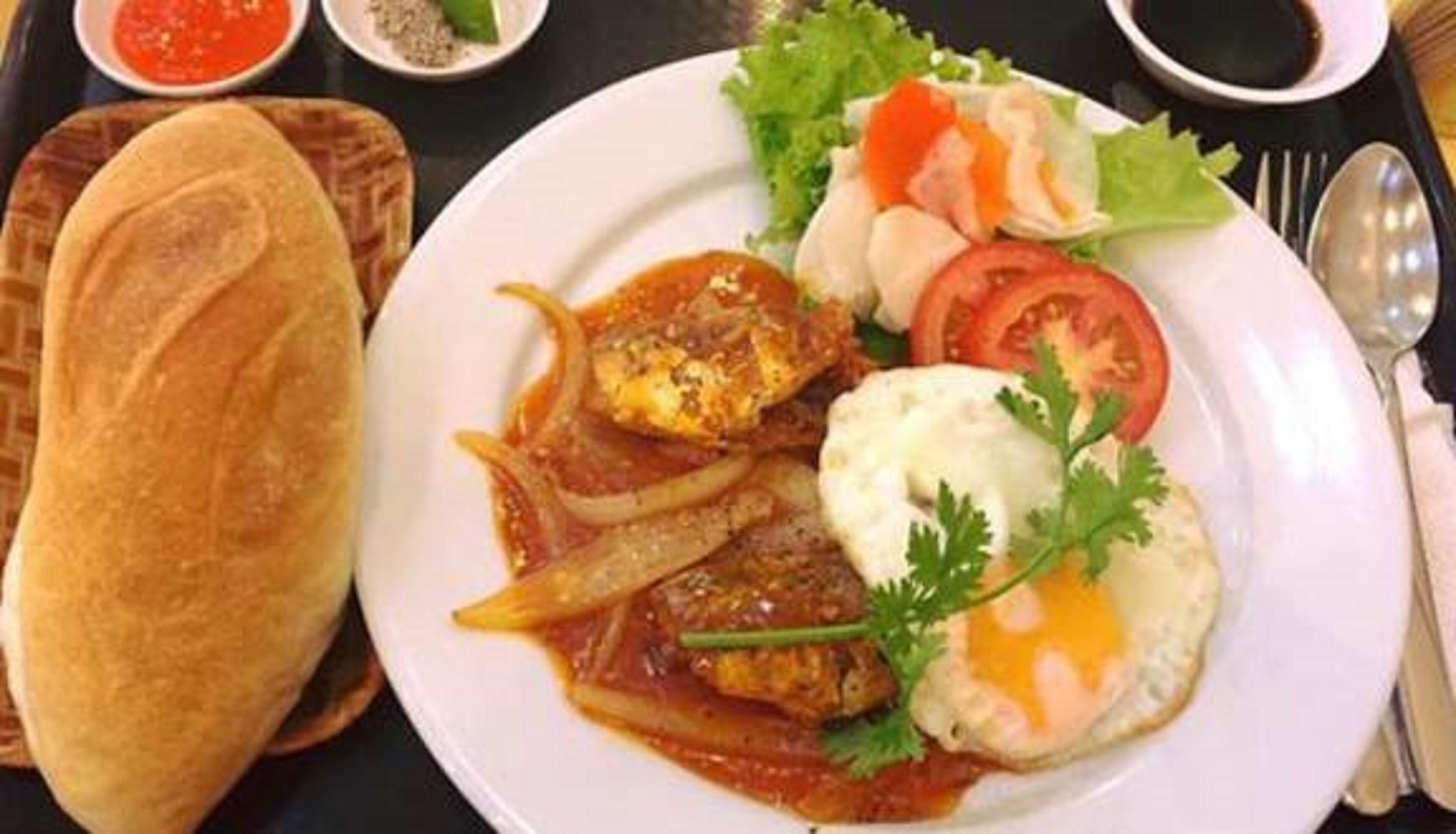 daily cooked-to-order breakfast (vnd 100000 per person)