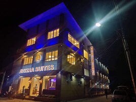 Un edificio con el letrero "AVISHA SUITES", que indica que es un hotel.